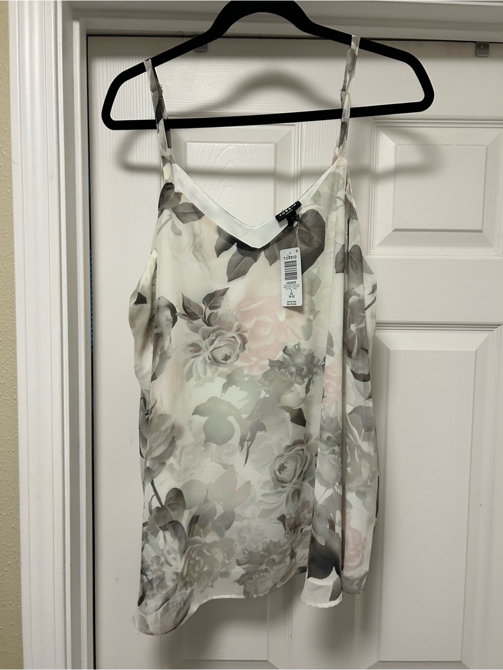 NWT Torrid Floral V-Neck Camisole in Gray and Blush Pink Size 2